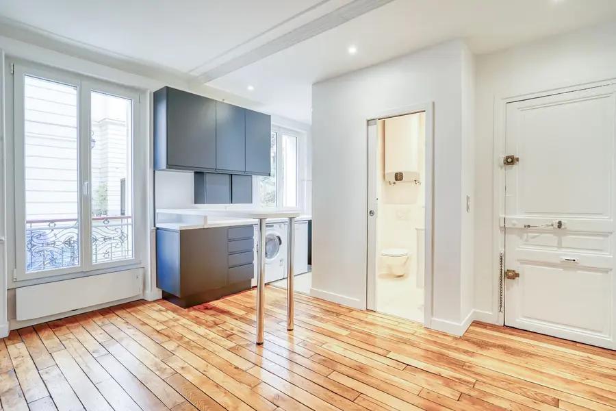 La même pièce de vie après rénovation, parquet et cuisine neufs
